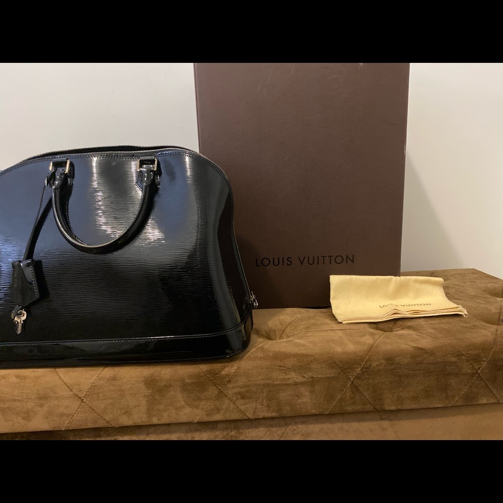 Authentic Louis Vuitton Epi leather Alma GM